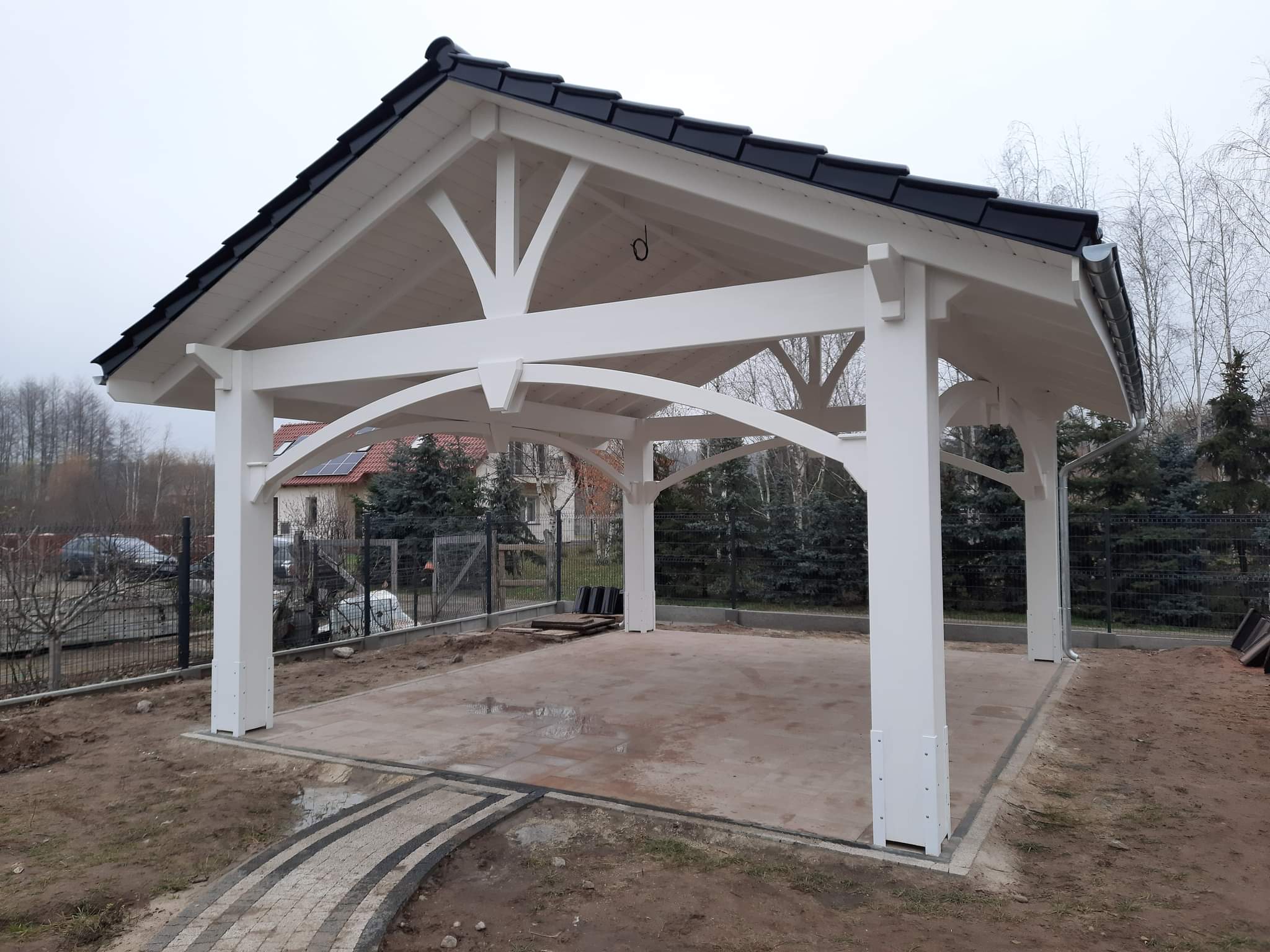 Zabezpieczenie konstrukcji drewnianej zadaszenia i wiaty samochodowej