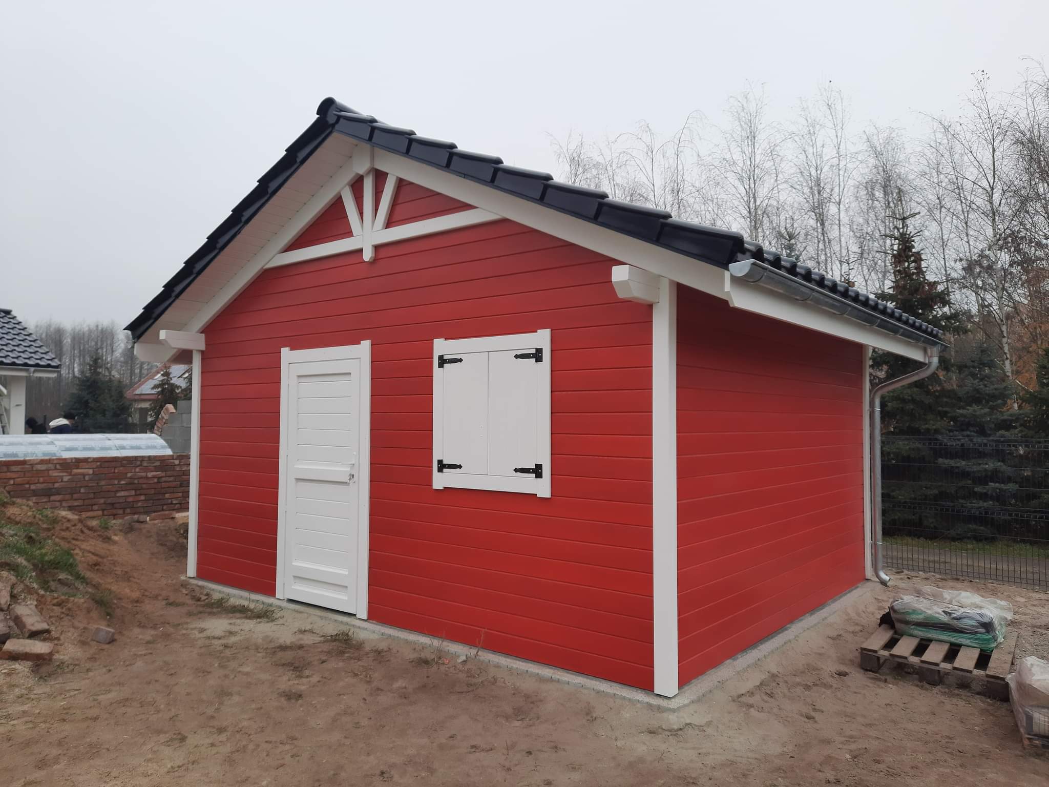 Zabezpieczenie konstrukcji drewnianej domku letniskowego pod zadaszeniem