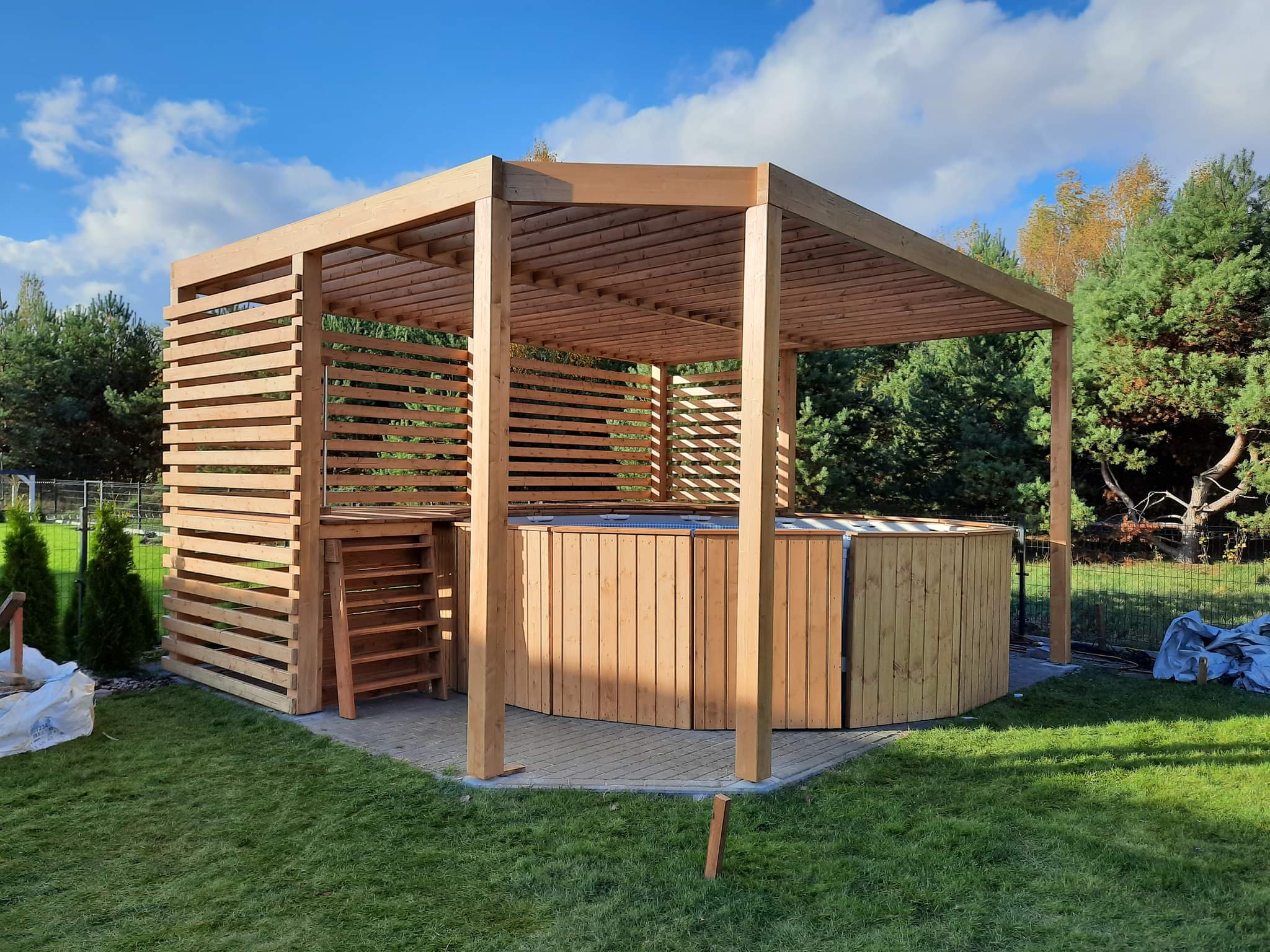 Zabezpieczenie konstrukcji drewnianej jacuzzi